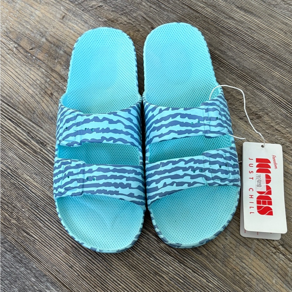NWT- Freedom Moses slides, woman’s size 7-8, color/pattern fun stripe plum base